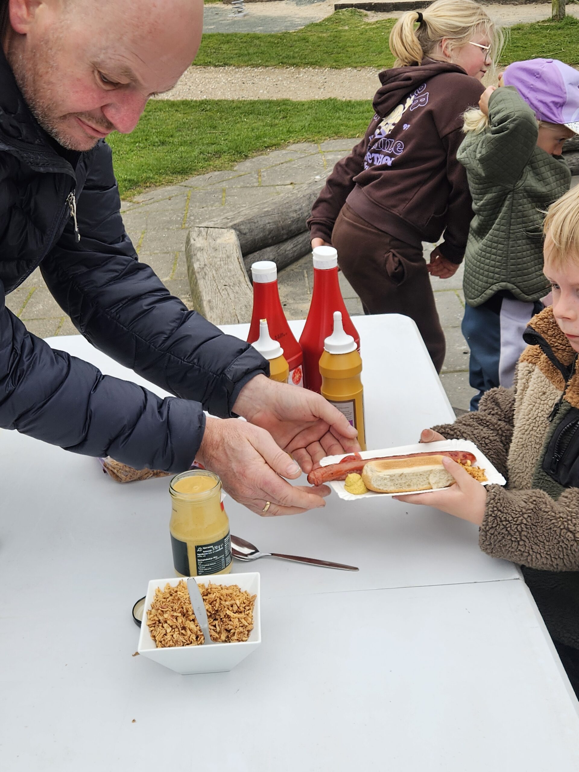 Frivillige samler affald ved Ren By-arrangementet